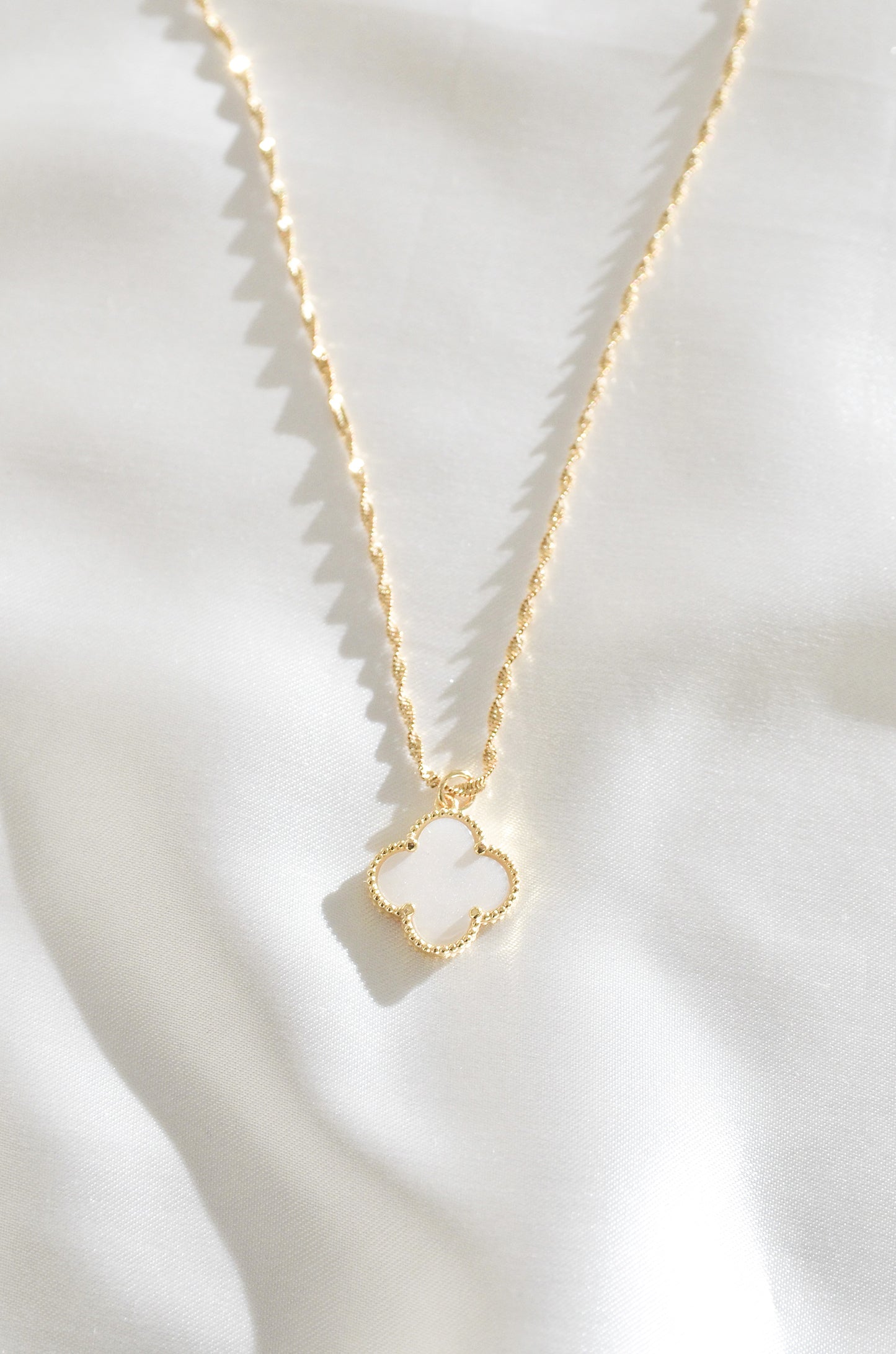 VC CLOVER DUPE NECKLACE