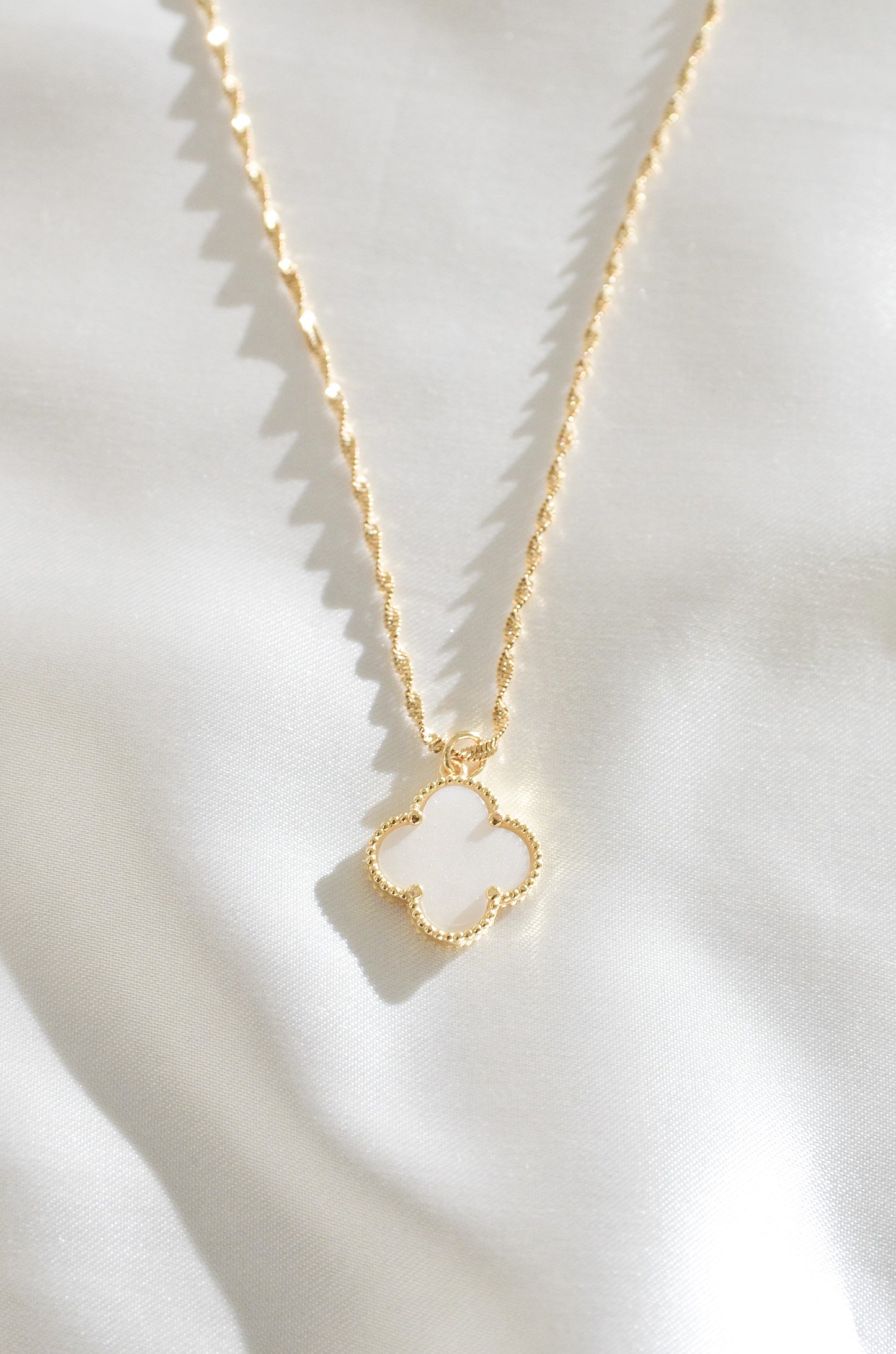 VC CLOVER DUPE NECKLACE