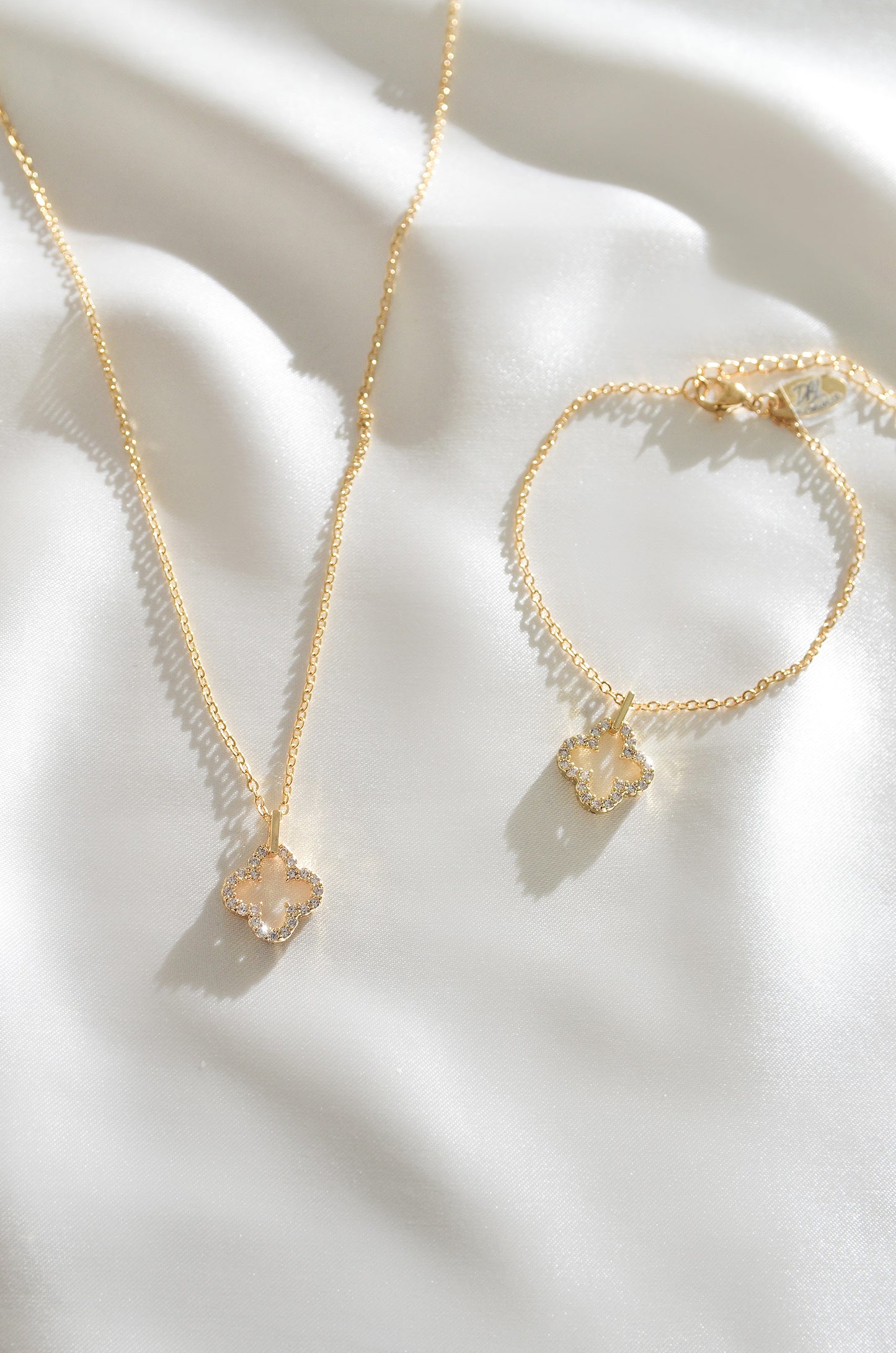 DIAMOND QUATREFOIL NECKLACE