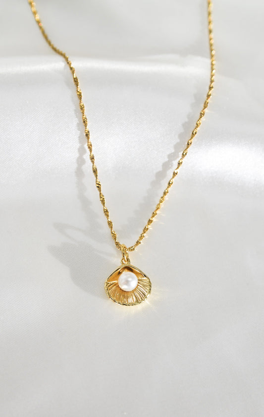 CLAM SHELL PEARL NECKLACE