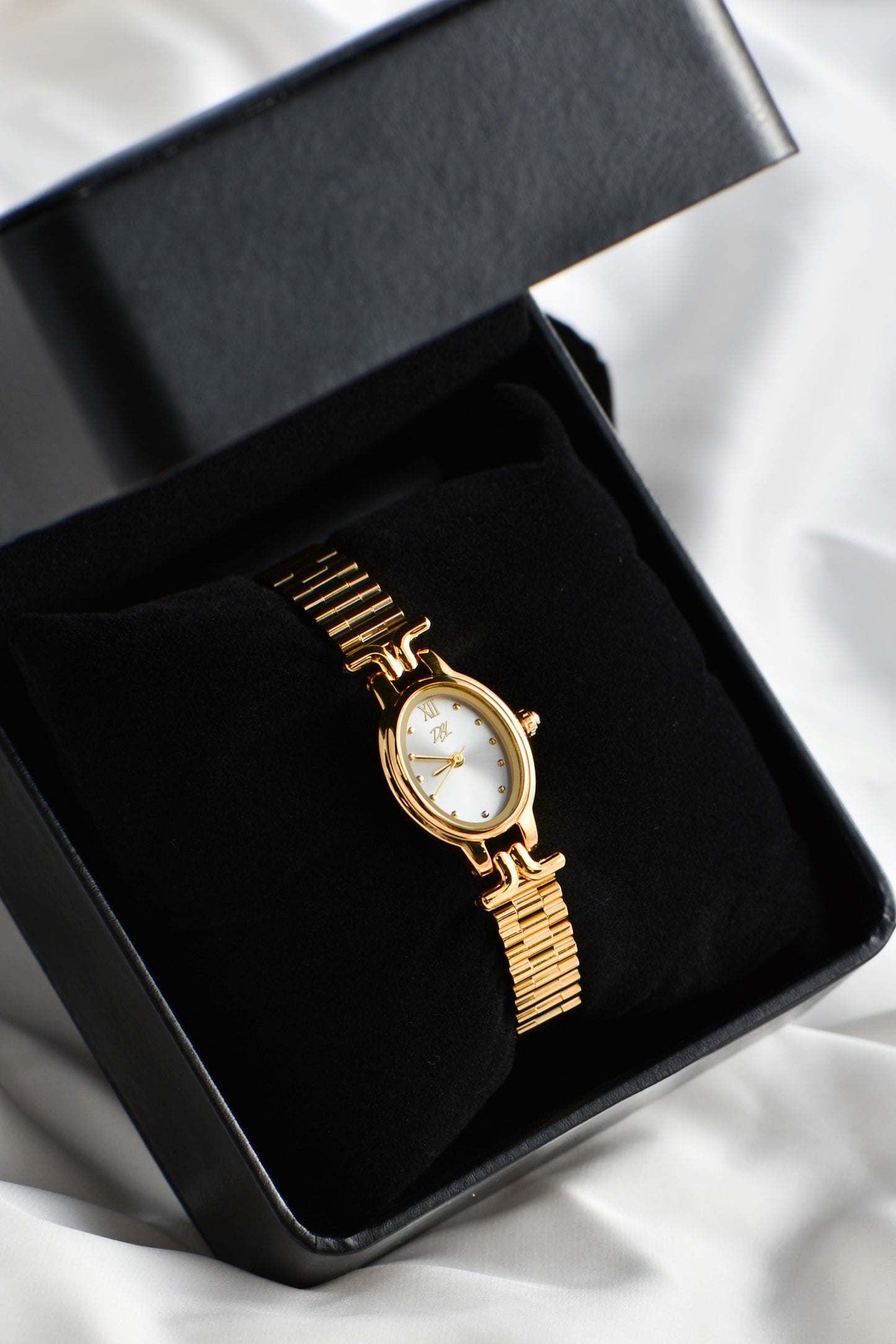 DAINTY VINTAGE OVAL WATCH
