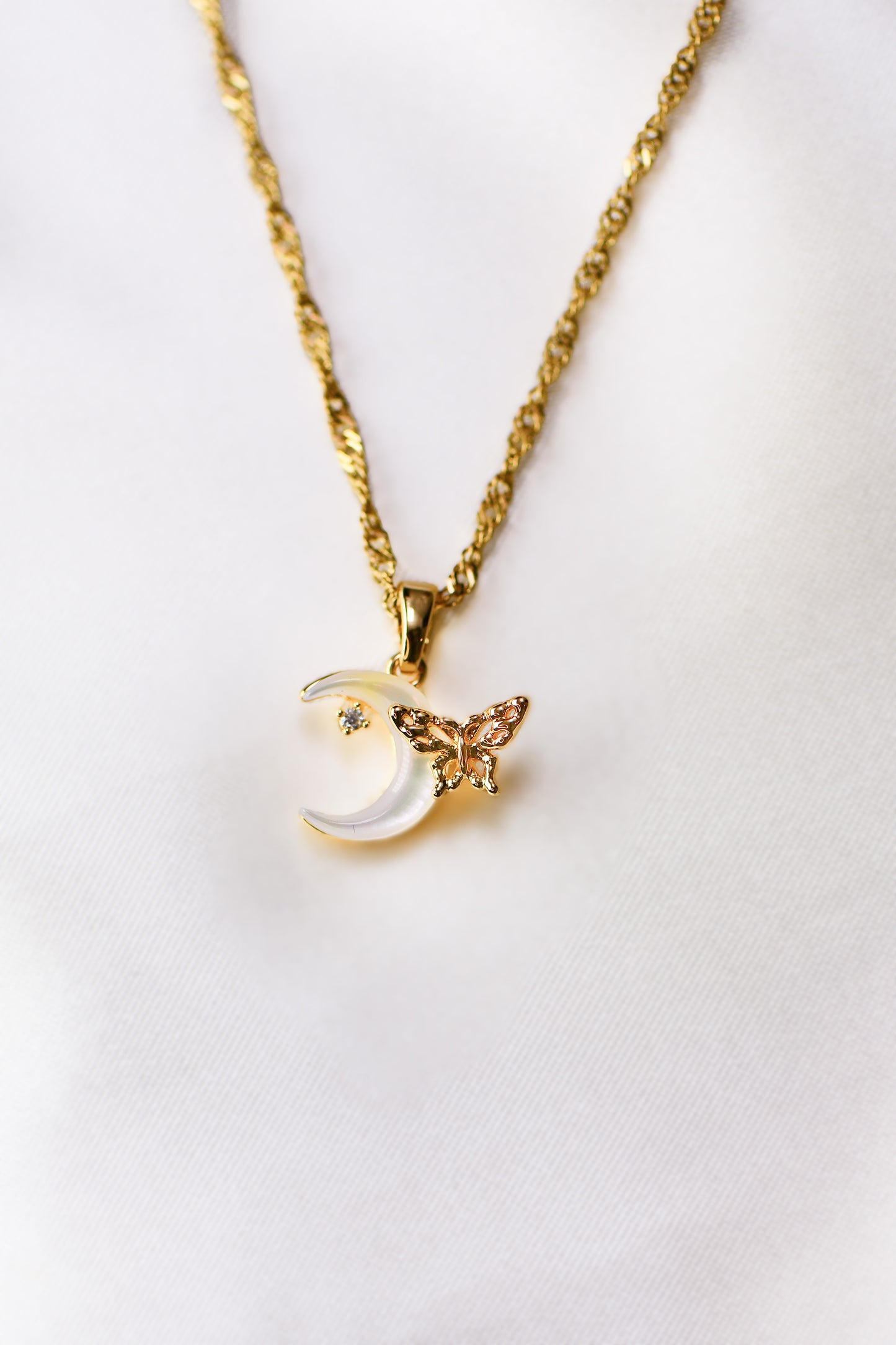PARU PARO PEARL MOON NECKLACE