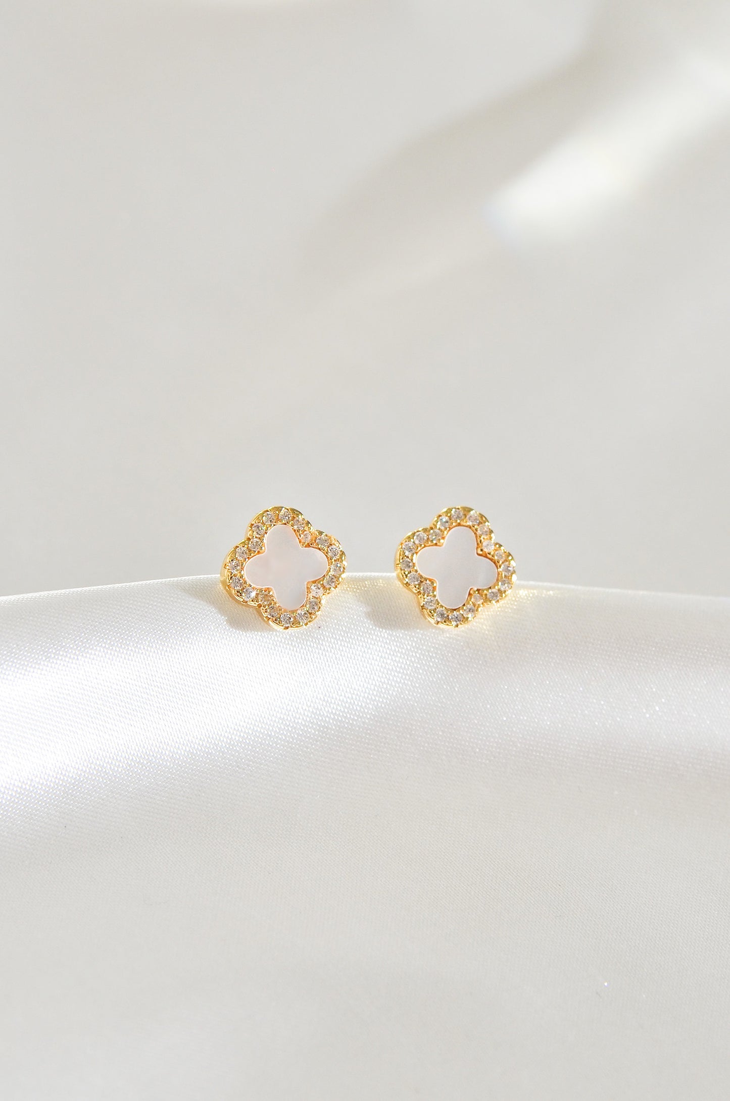 DIAMOND PEARL CLOVER EARRINGS