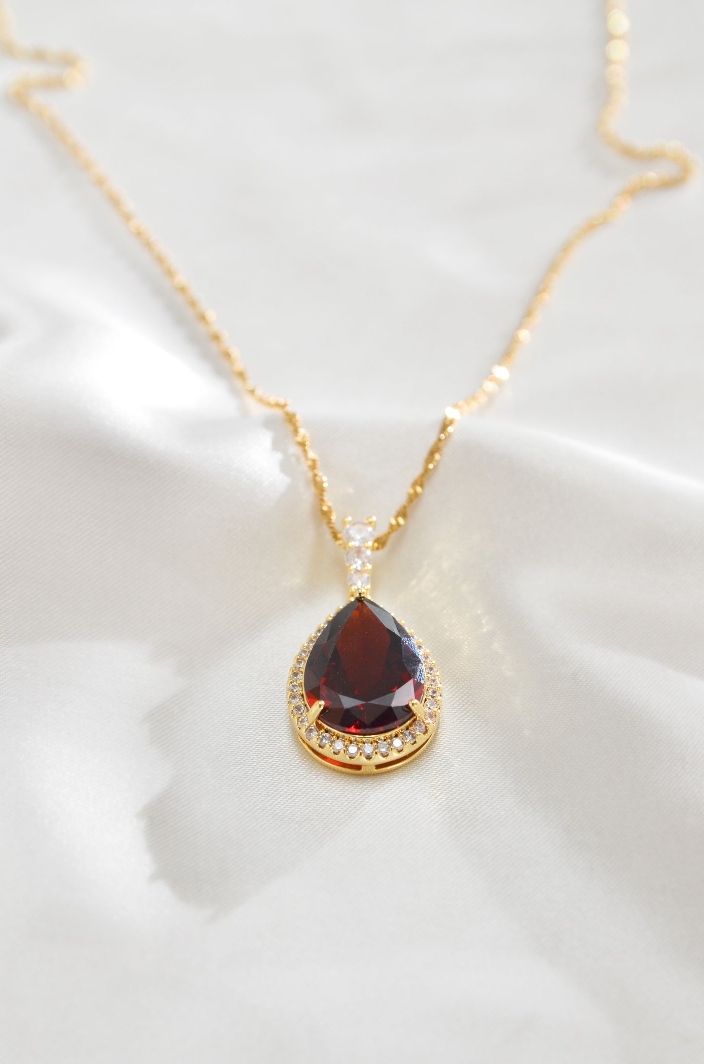 VINTAGE GARNET DIAMOND TEARDROP NECKLACE