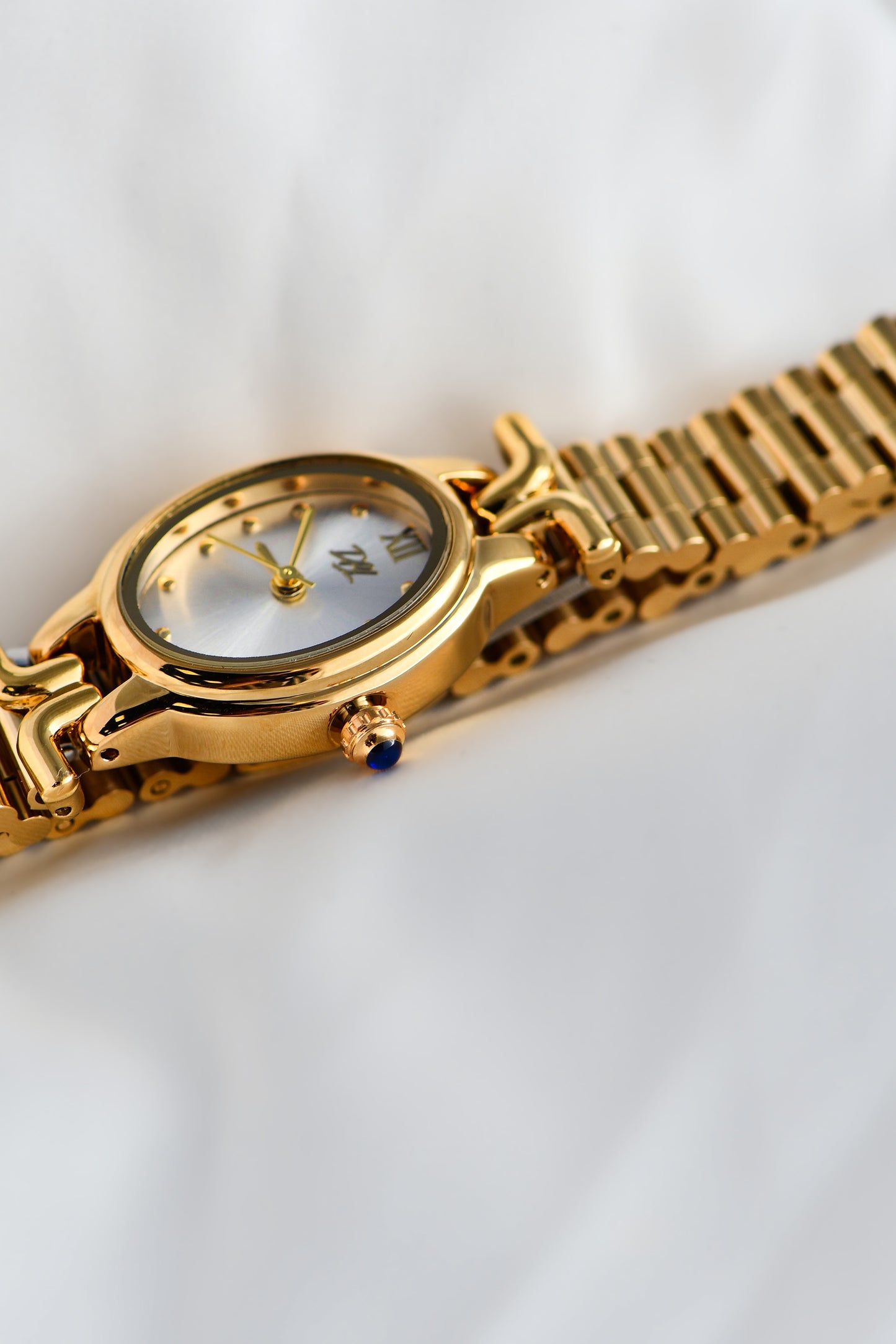 DAINTY VINTAGE OVAL WATCH