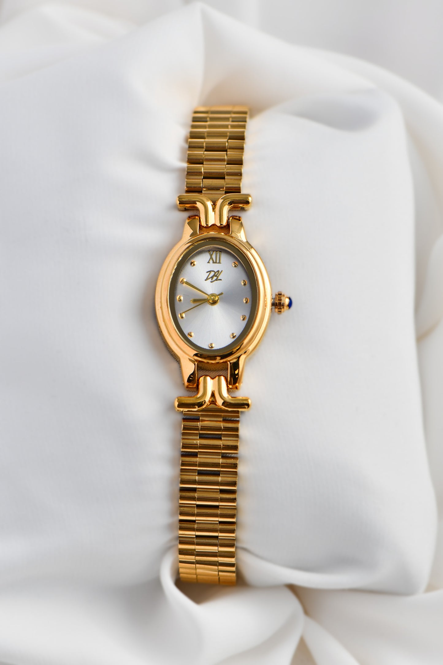 DAINTY VINTAGE OVAL WATCH