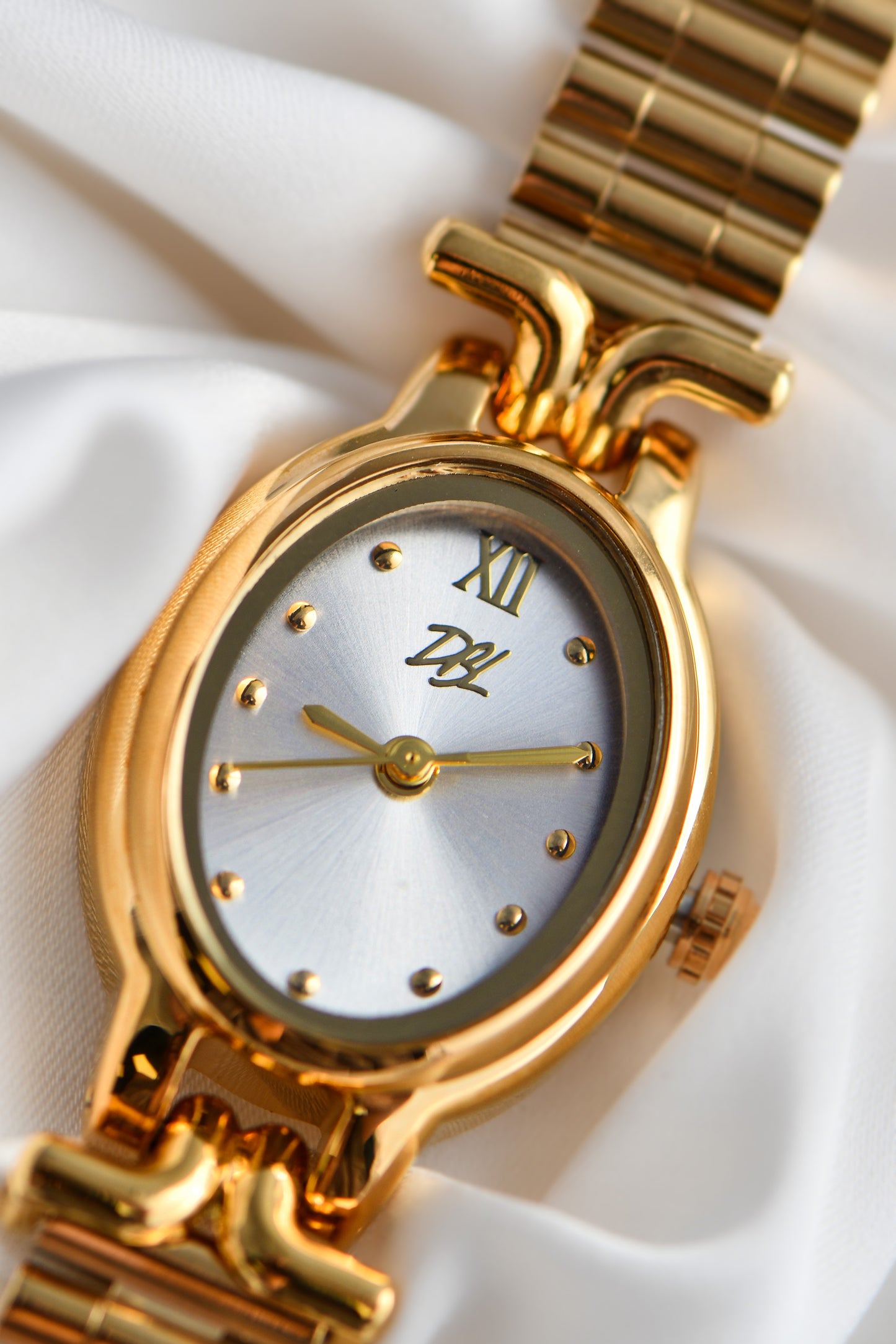 DAINTY VINTAGE OVAL WATCH