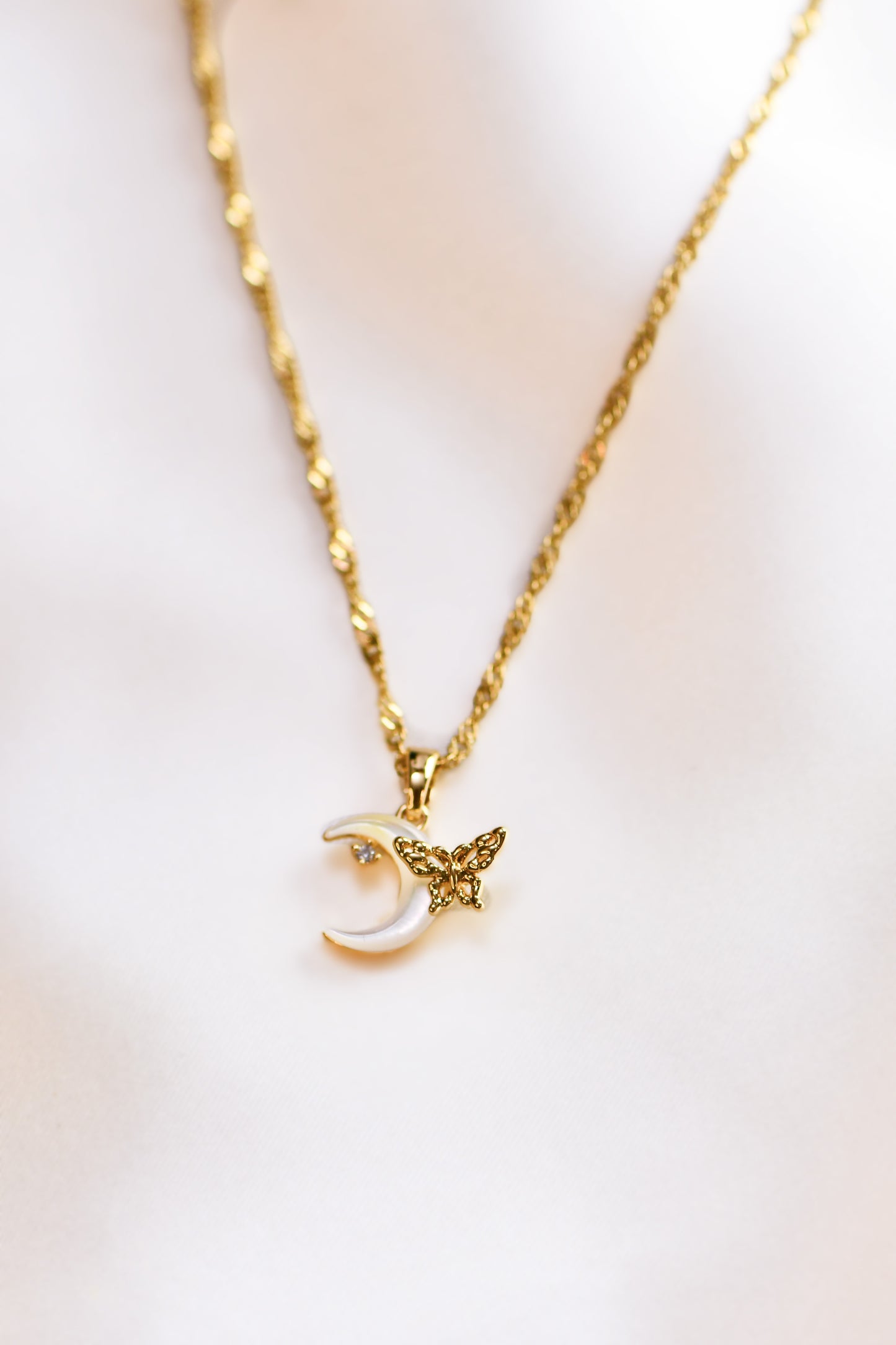 PARU PARO PEARL MOON NECKLACE