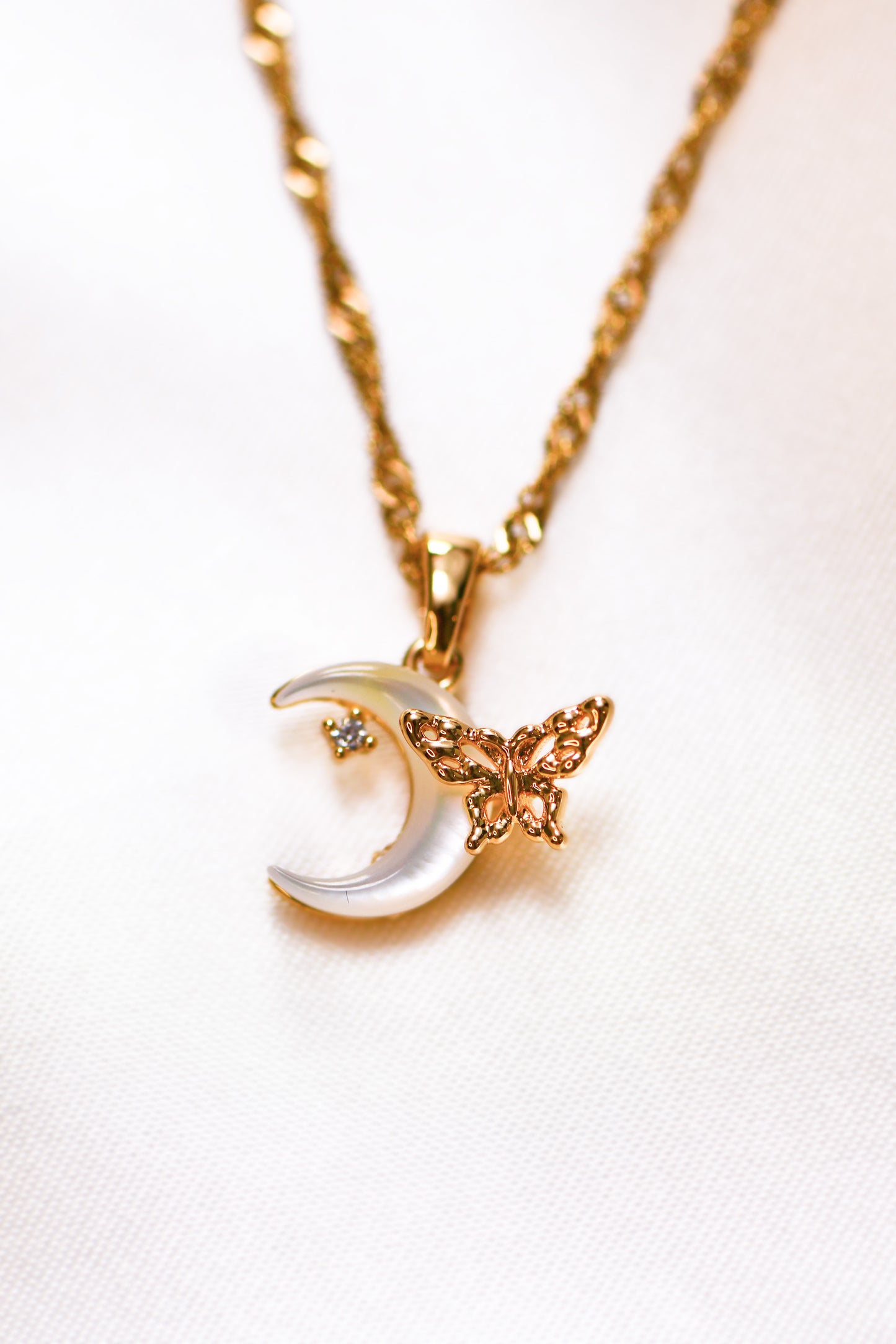 PARU PARO PEARL MOON NECKLACE