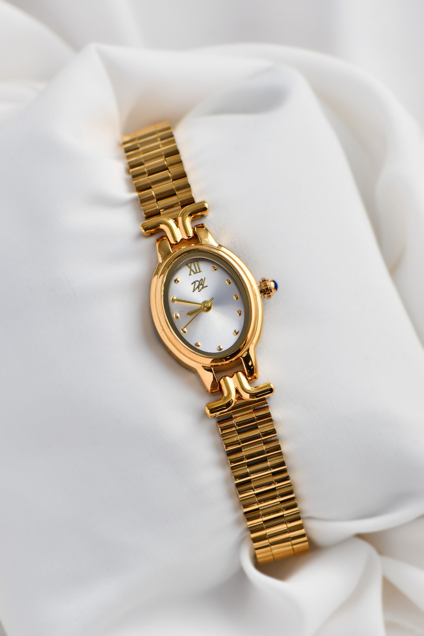 DAINTY VINTAGE OVAL WATCH