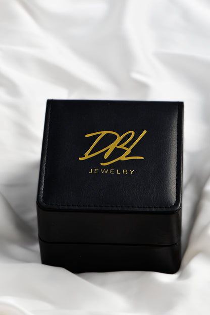 DAINTY VINTAGE OVAL WATCH