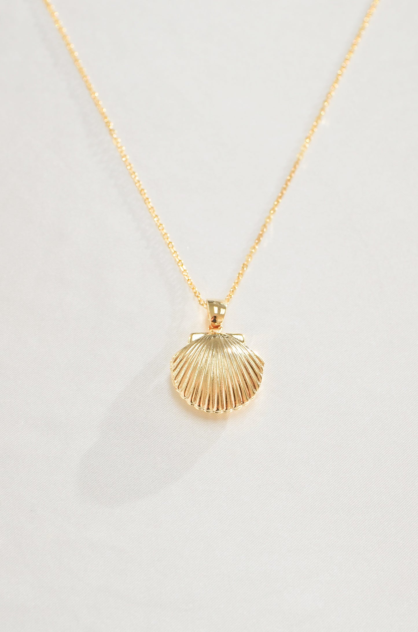 GOLD SEASHELL LOCKET