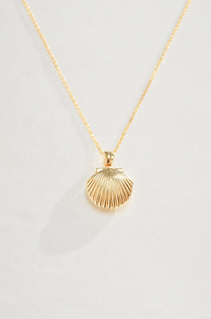 GOLD SEASHELL LOCKET